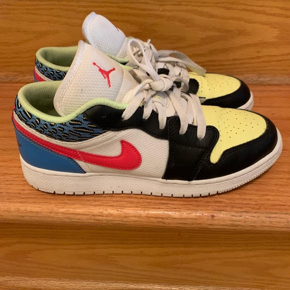 Air Jordan Low Sneakers - Picture 3 of 6